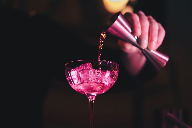 Shooting publicitaire, shooting de marque, barman et cocktail pour Commande ton Barman