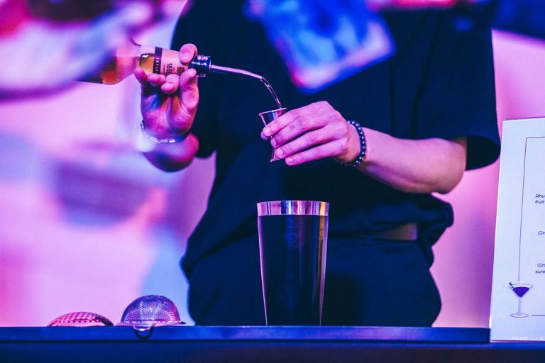 Shooting publicitaire, shooting de marque, barman et cocktail pour Commande ton Barman